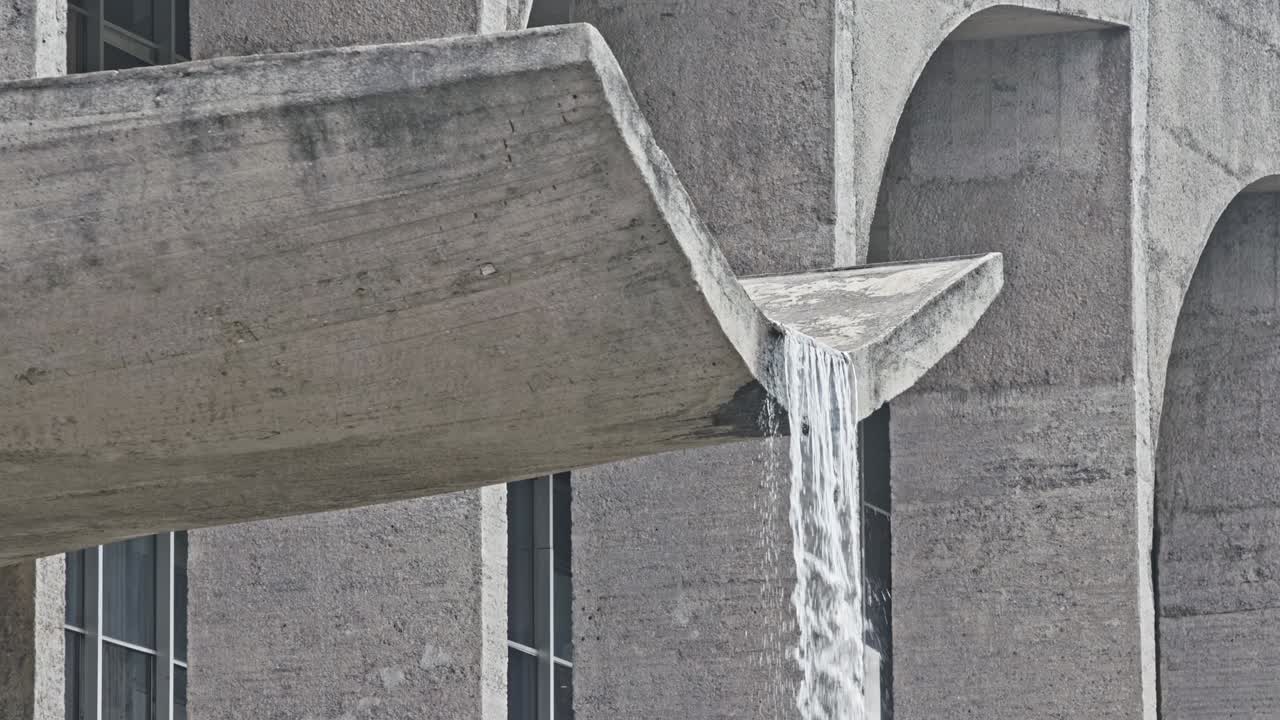 물 특징을 포함한 현대적인 건축 디자인을 특징으로 하는 건물