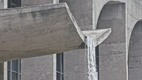 edificio con diseños arquitectónicos modernos, incluidas las características del agua
