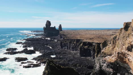 Formación-Rocosa-De-Londrangar,-Península-De-Snaefellsnes,-Islandia---Pájaros-Volando-Por-Encima---Toma-Estática