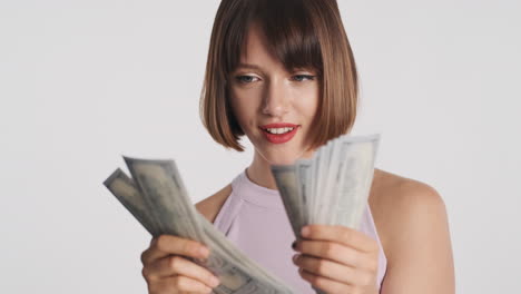 Mujer-Feliz-Sosteniendo-Billetes