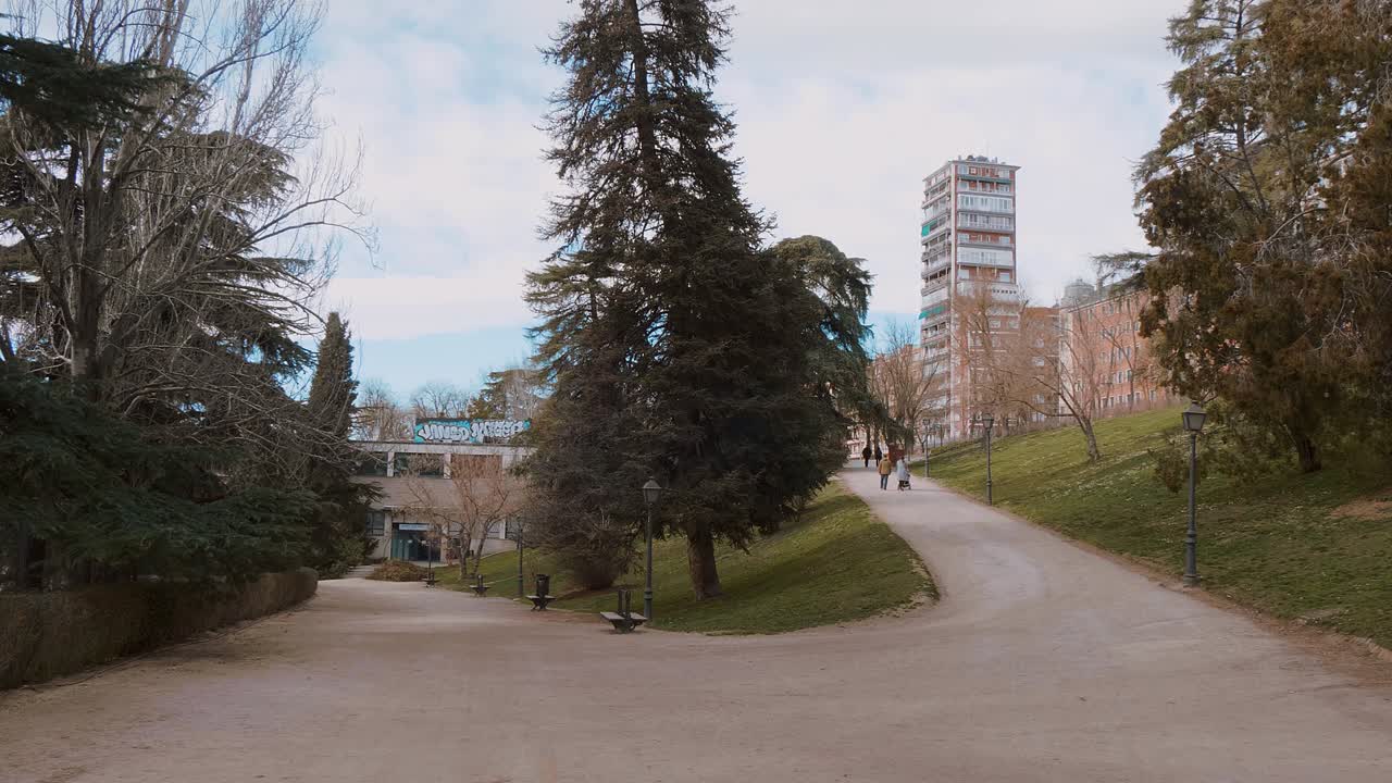 прекрасная зона отдыха в мадриде - западный парк, называемый парком дель весте