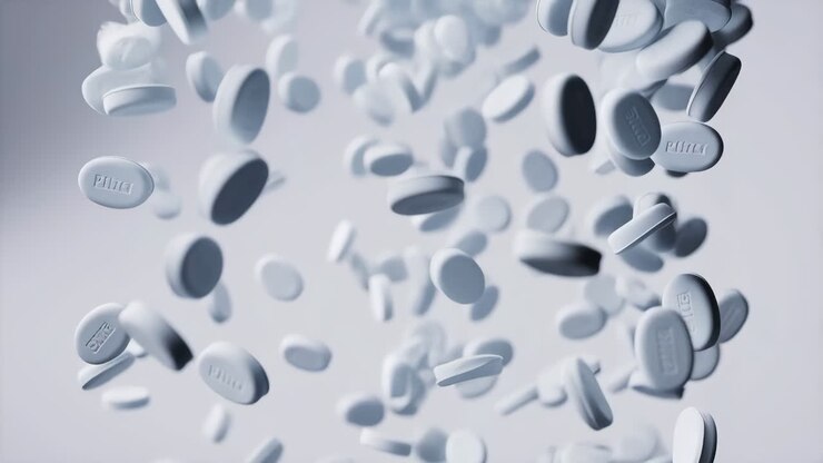 Pillole bianche che cadono o galleggiano su uno sfondo astratto