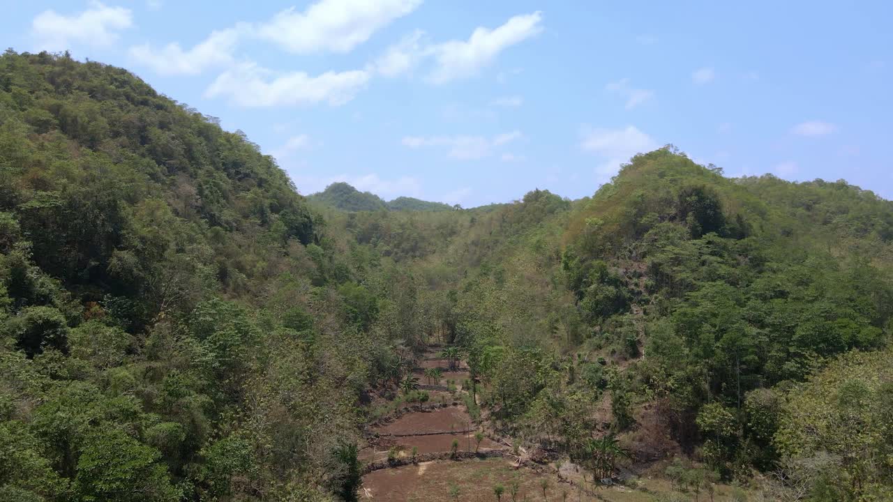 el lecho secado del antiguo río bengawan solo en wonosari, indonesia