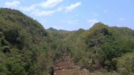 el lecho secado del antiguo río bengawan solo en wonosari, indonesia
