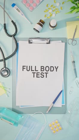 vídeo vertical de prueba de cuerpo entero escrito en papel médico