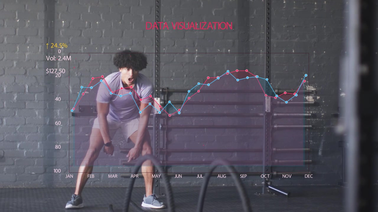 Erkek kursiyer, fitness için geniş bir şekilde savaş ipleriyle egzersize başlıyor; yavaşlayan veri katmanı koçun içeri girdiğini gösteriyor.