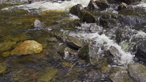 Imágenes-De-Video-De-Watendlath-Beck,-Río,-Esta-Es-La-Fuente-De-Las-Cataratas-De-Lodore,-Una-Atracción-Turística-En-El-Parque-Nacional-Del-Distrito-De-Los-Lagos,-Desde-La-época-Victoriana