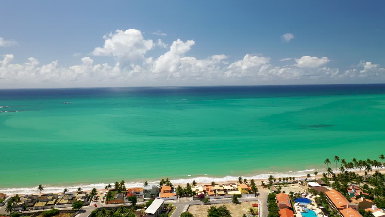 Video de dron del barrio y Praia de Ipioca en Alagoas, Brasil.
