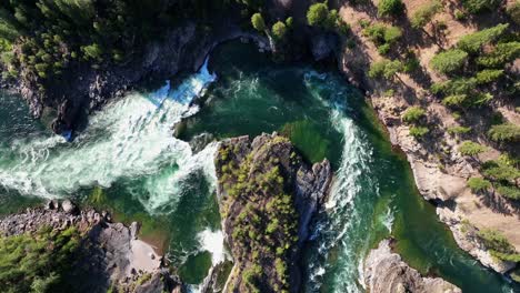 Vista-De-Arriba-Hacia-Abajo-De-Las-Cataratas-De-Aguas-Bravas-Del-Río-Kootenai-En-Libby,-Montana,-Estados-Unidos