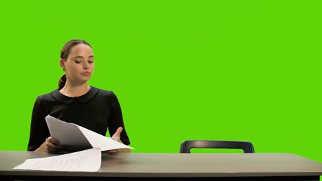 el joven hermoso presentador de televisión y el joven elegante están presentando un canal de televisión de noticias. el joven se enoja, lanza los papeles y deja el marco. chromakey.