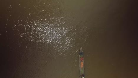 Desde-La-Vista-Superior-De-Una-Canoa-Indígena-Cruzando-El-Marco-En-El-Río-Orinoco