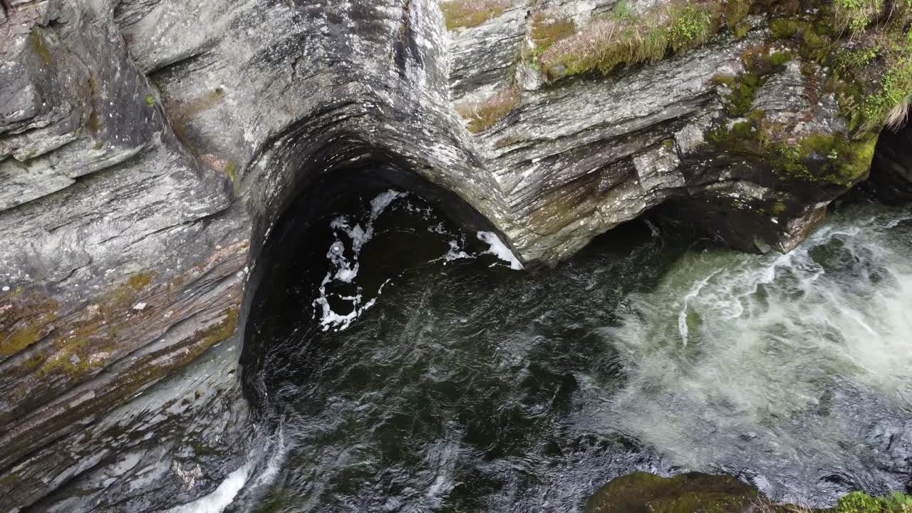 enorme bache en la ladera de la montaña excavado por la corriente de agua en miles de años - garganta bordalsgjelet en voss noruega