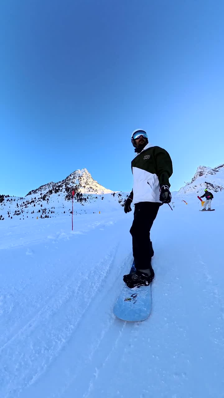Snowboarder in una giornata di sole in montagna