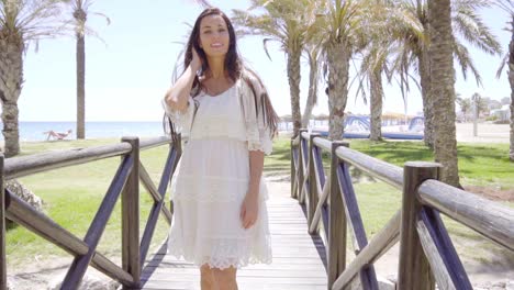 Mujer-Bonita-En-Un-Pequeño-Puente-En-La-Playa.