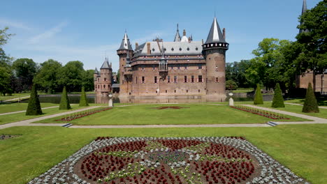 Volando-Bajo-Hacia-Un-Hermoso-Castillo-De-Cuento-De-Hadas