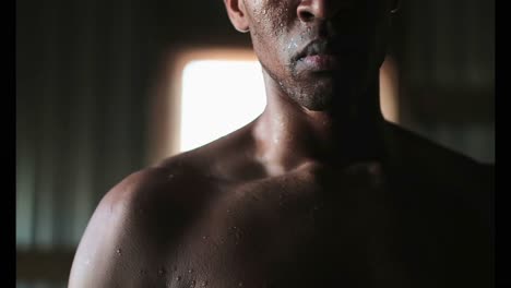 Afroamerikanischer-Männlicher-Boxer-Steht-Im-Fitnessstudio-4k