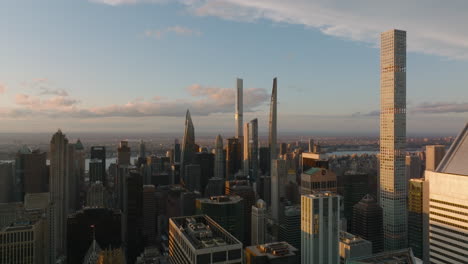 Vista-Aérea-De-Modernas-Torres-De-Oficinas-Sobre-Altos-Edificios-De-Apartamentos-En-El-Centro-De-La-Ciudad-Al-Atardecer.-Manhattan,-Ciudad-De-Nueva-York,-Estados-Unidos