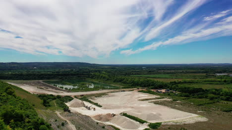 paisaje aéreo que muestra una cantera de tiza, en un día soleado
