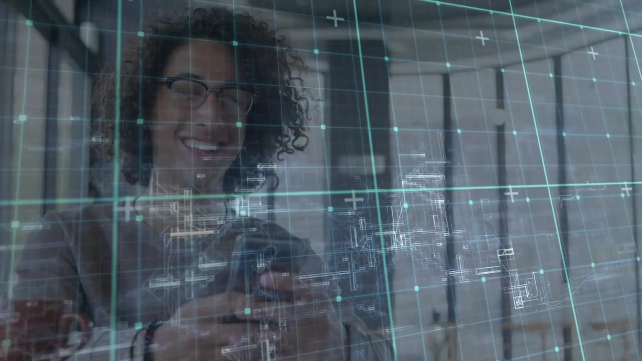 Uomo che tocca lo smartphone e avvia una sovrapposizione AR in ufficio, visualizzando un reticolo color verde acqua e sorridendo.