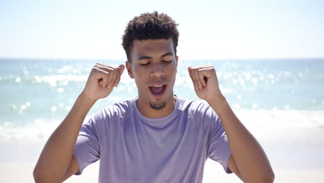 Junger-Biracial-Mann-Mit-Kurzen-Lockigen-Haaren-Feiert-Am-Strand