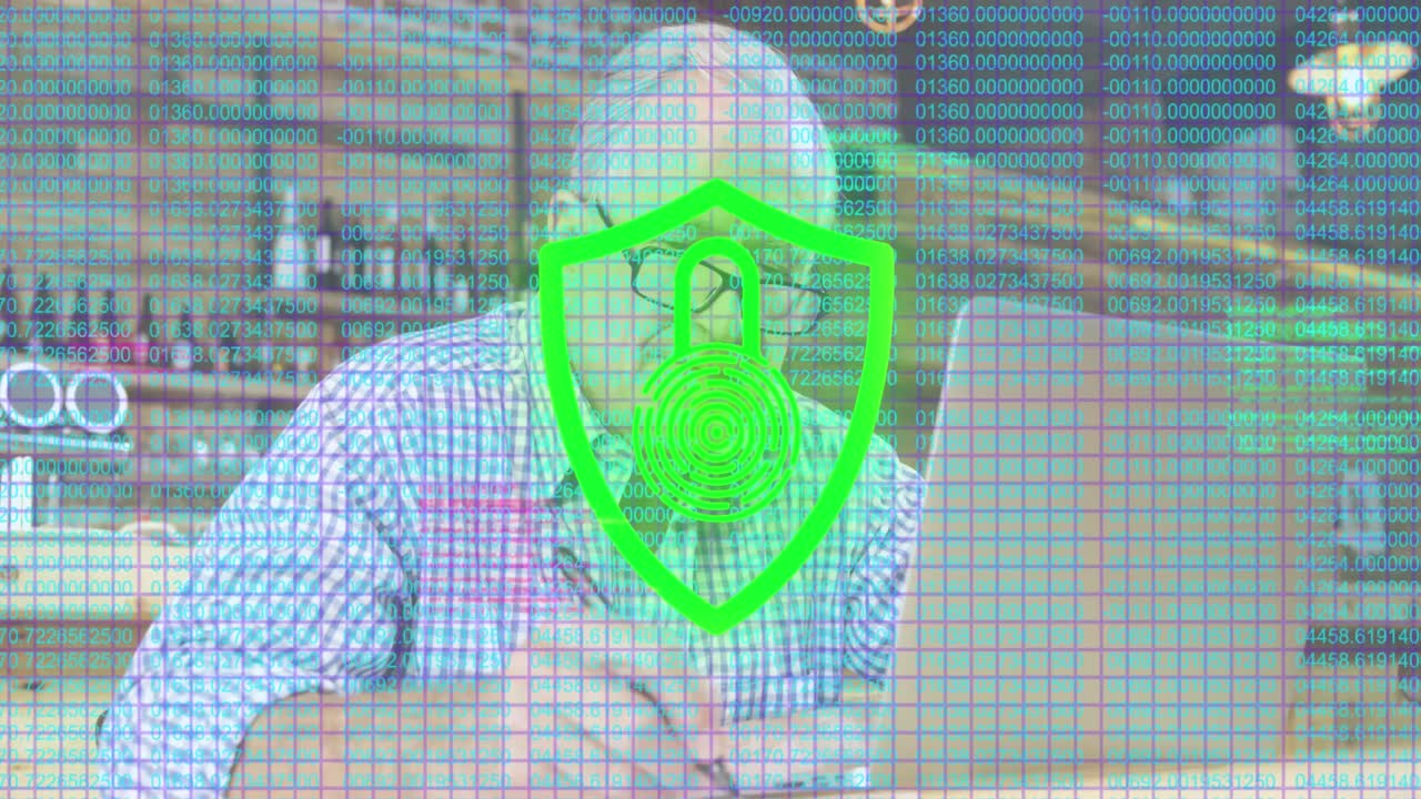 анимация замка, компьютерный язык, старший кавказский мужчина, использующий ноутбук и пишущий в блокноте