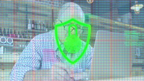 animación de un candado, lenguaje informático, hombre caucásico mayor usando una computadora portátil y escribiendo en un bloc de notas