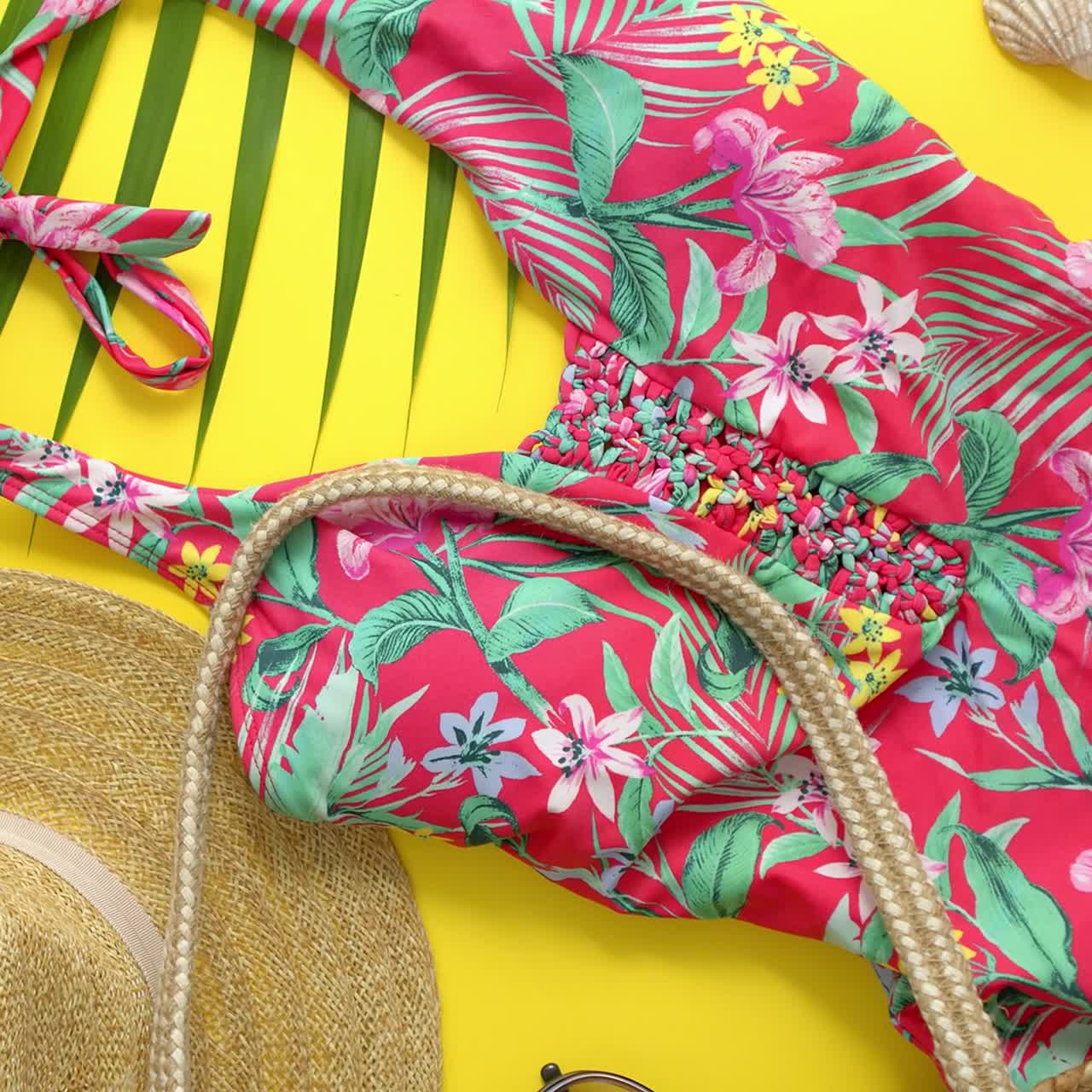 노란색 배경에 여성 해변 여름 옷 및 액세서리 콜라주