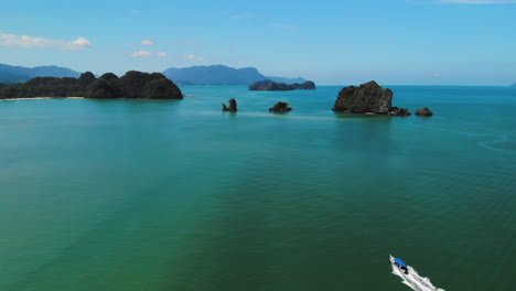 Luftaufnahmen-In-Zeitlupe-Von-Einem-Ausflugsboot,-Das-In-Der-Nähe-Der-Insel-Langkawi-Segelt