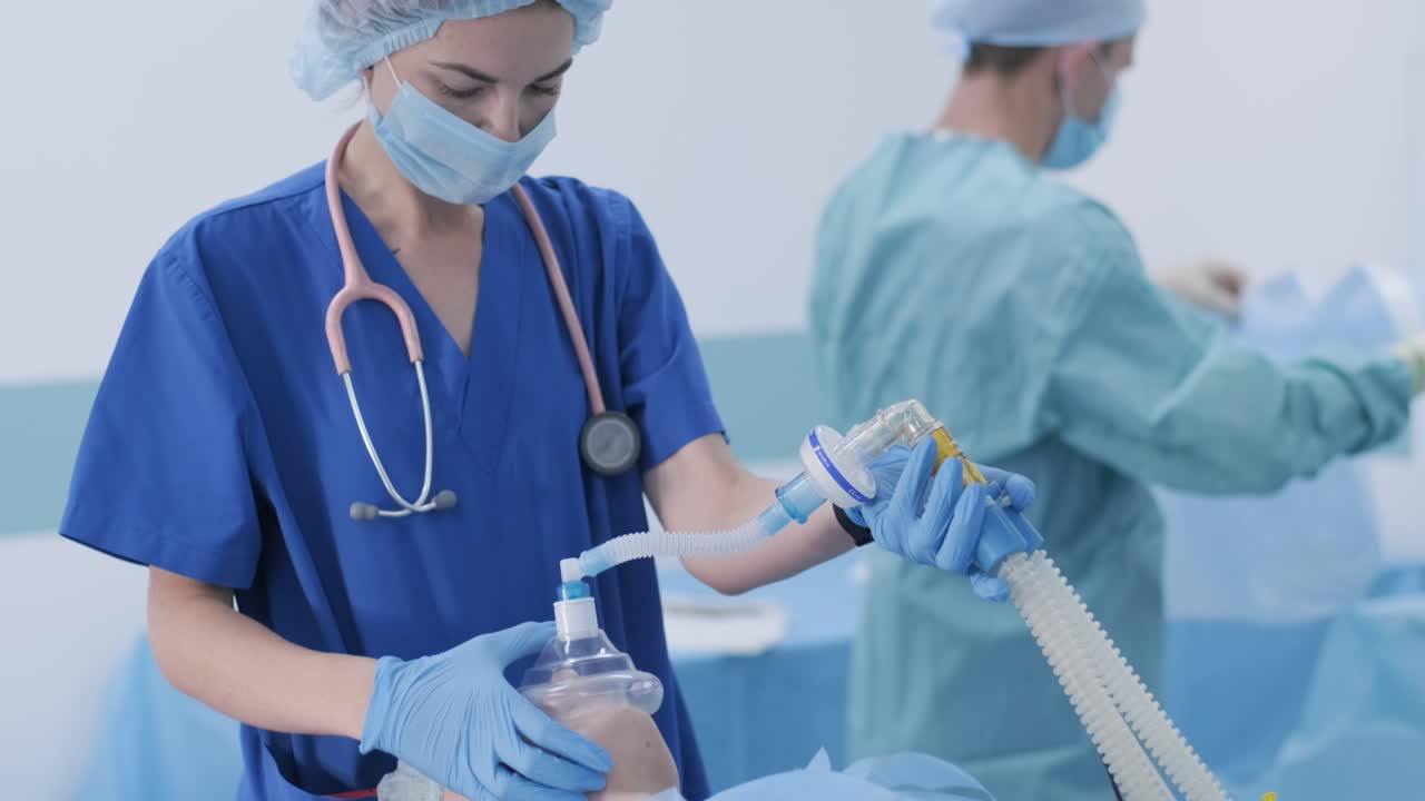 la mano de la niña con un oxímetro de pulso en la sala de operaciones. la tecnología médica moderna para medir el pulso llamada oxímetro del pulso en el dedo de una mujer. instrumentos y equipos hospitalarios.