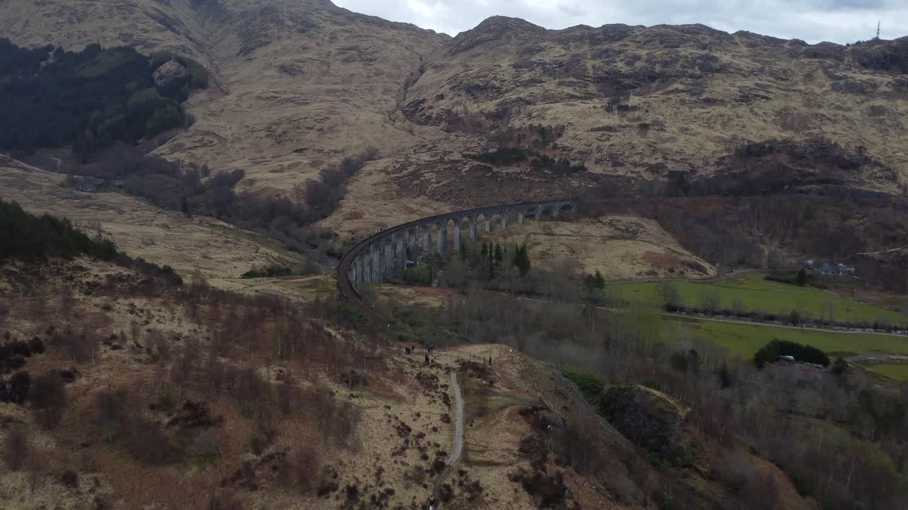 video aéreo de drones en 4k del viaducto de glenfinnan en escocia a finales del invierno