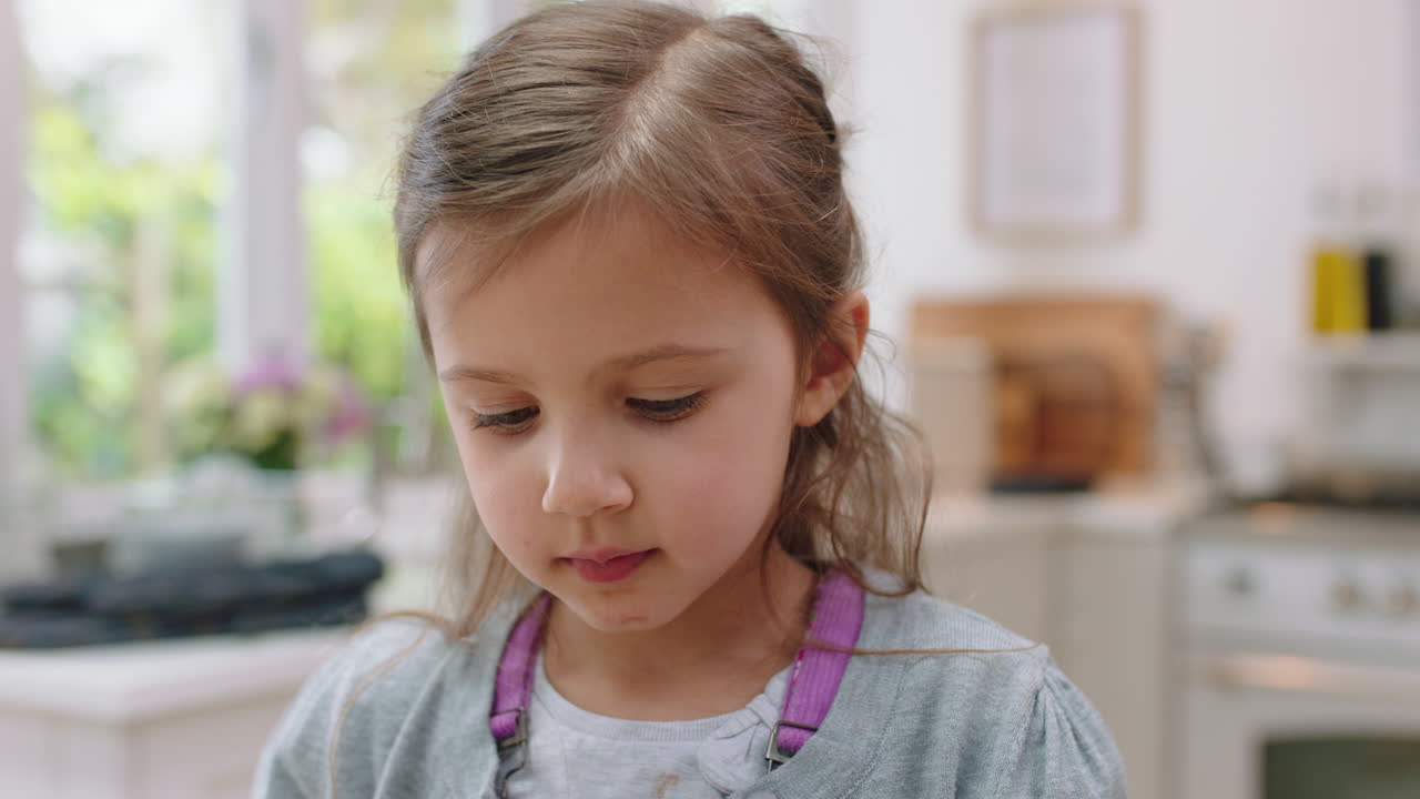 una niña linda con las manos cubiertas de chocolate lamiendo los dedos divirtiéndose horneando en la cocina un niño travieso disfrutando de una deliciosa golosina en casa