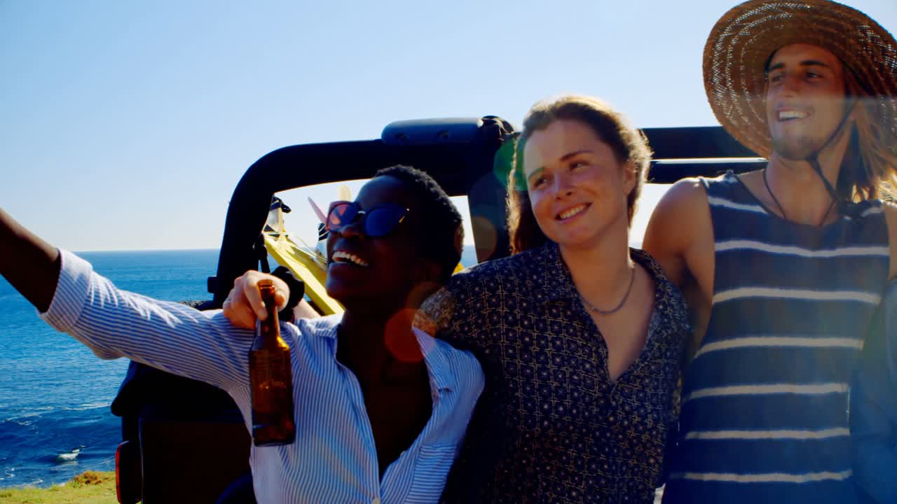 grupo de amigos tomando una selfie con un teléfono móvil 4k