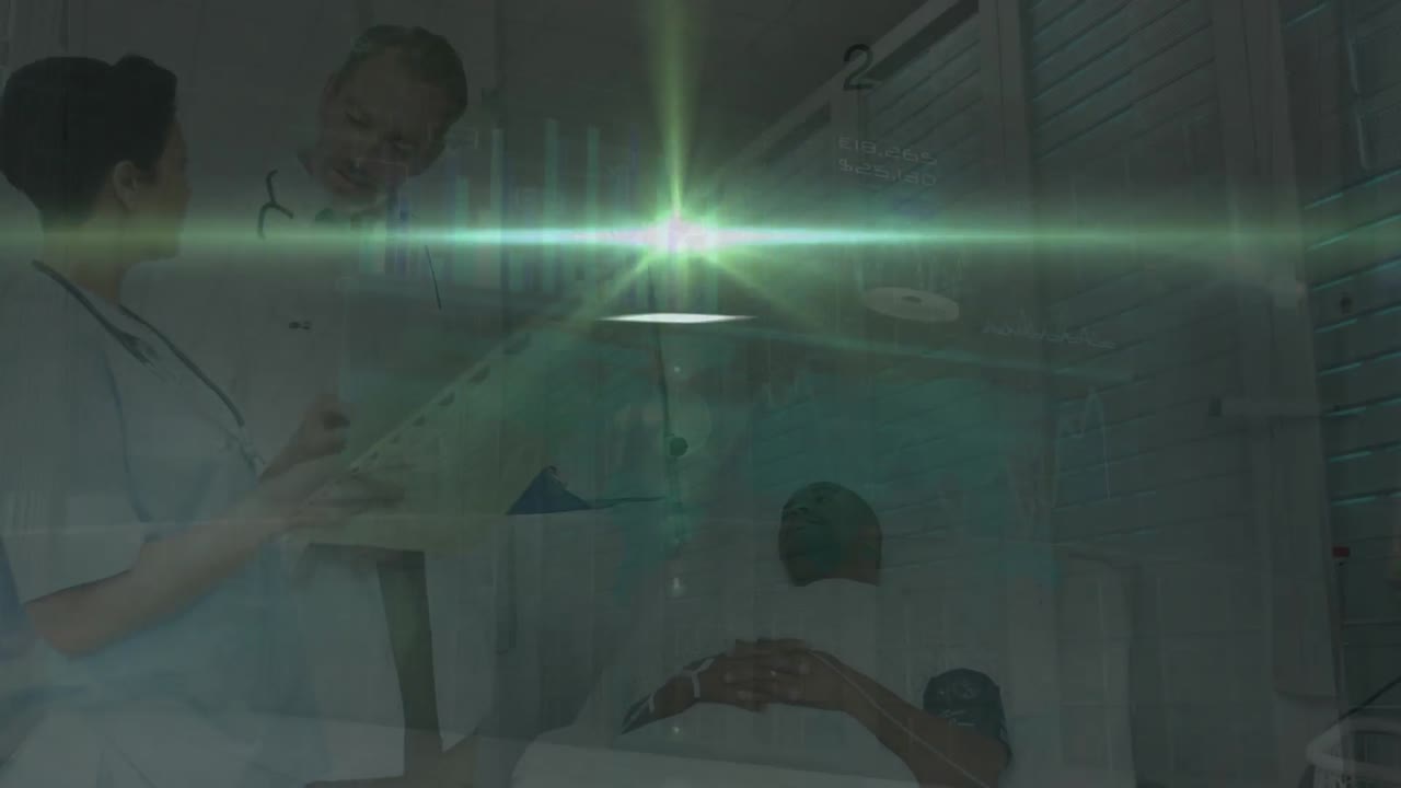 환자와 대화하는 백인 남성 의사에 대한 데이터 처리의 애니메이션