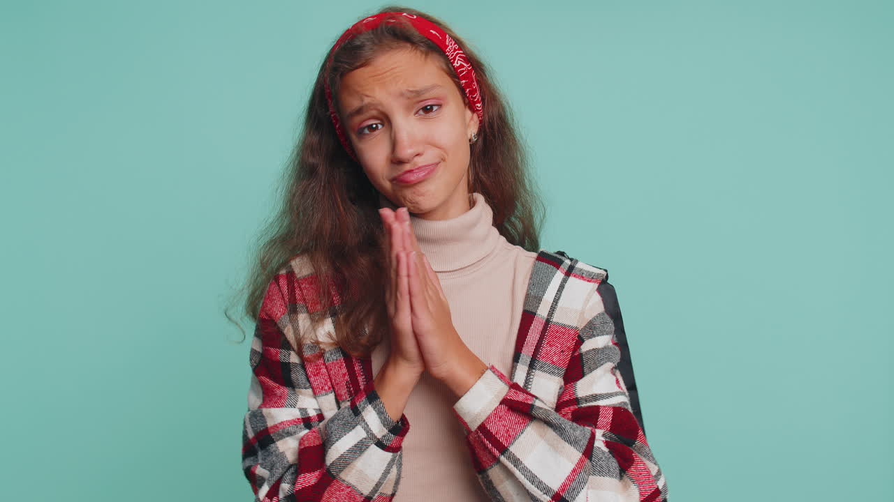 어린 소녀는 진심으로 하나님께 기도하고, 간청하는 표정으로 쳐다보며, 사과를 간청합니다.