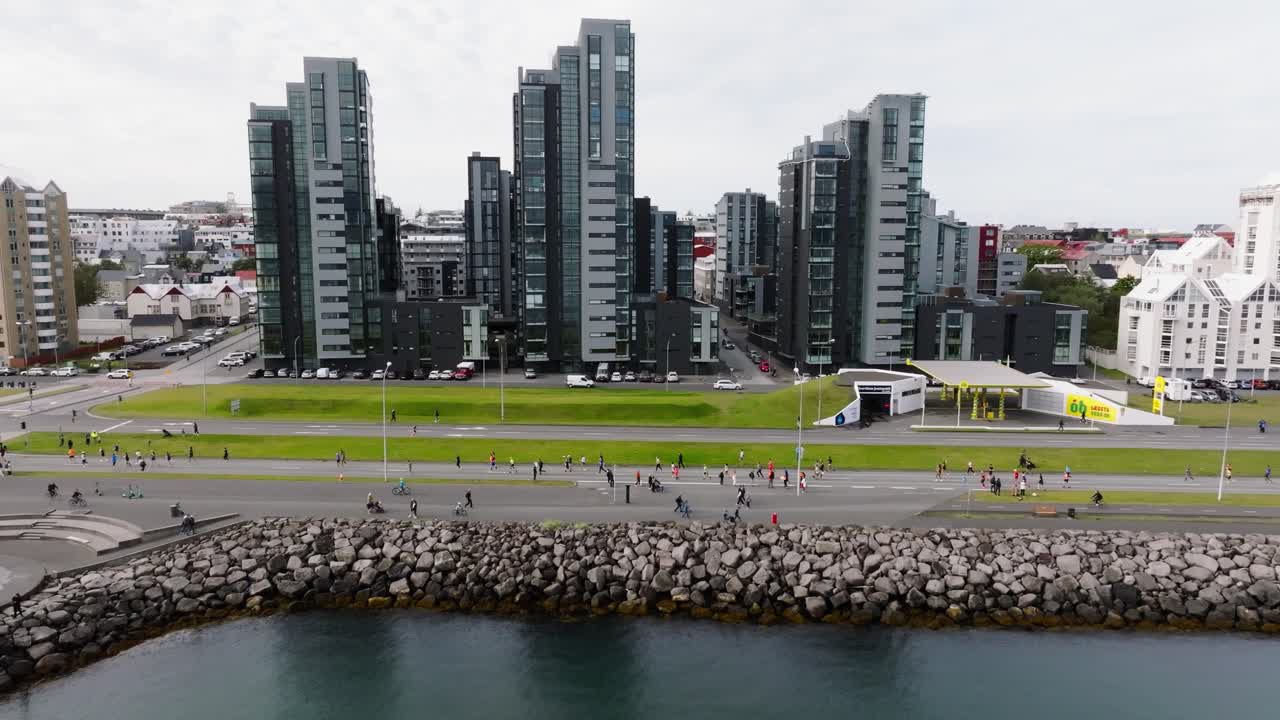 아이슬란드의 도시 해안 풍경에서 마라톤을 달리는 사람들, 공중