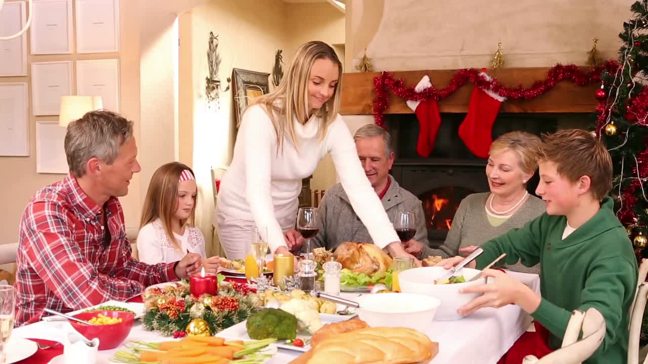 familia de tres generaciones teniendo la cena de navidad juntos