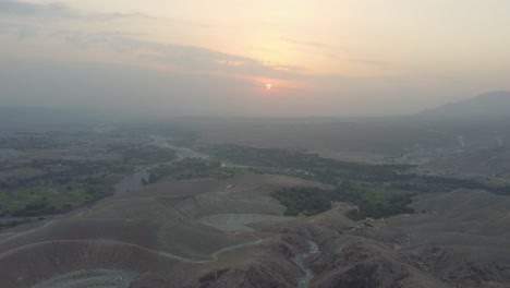 el sol se levanta sobre el valle en nangarhar