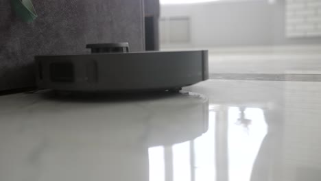 robot aspirador en un hogar moderno