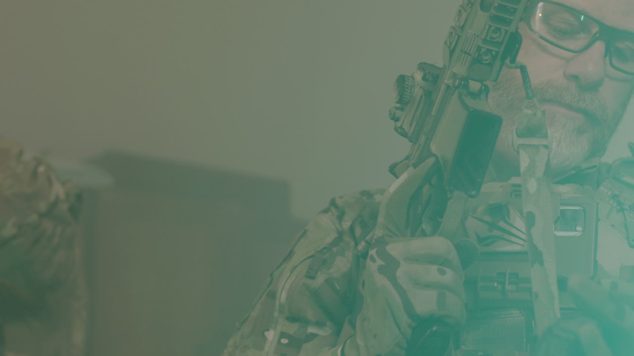 soldado enfocado en uniforme de camuflaje probando su escopeta mientras su amigo usa casco