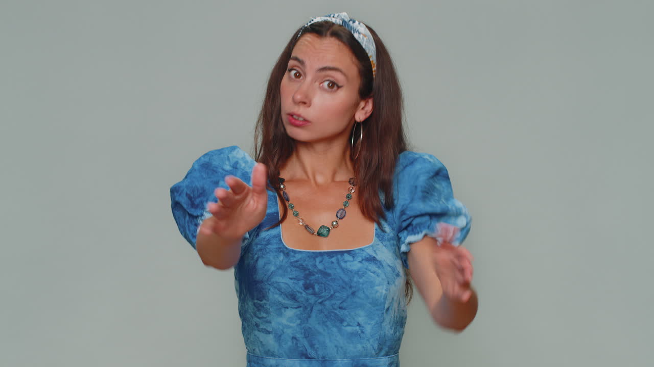 여성은 경고하는 손가락 제스처로 경고합니다. "아니요, 조심하세요, 위험을 피하세요."