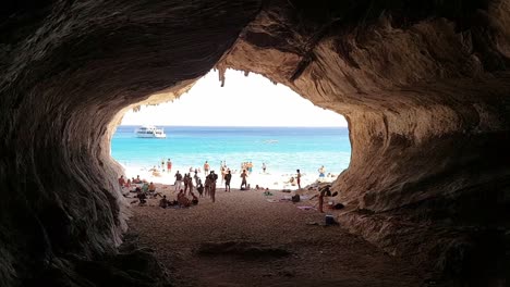 En-Una-Cueva,-Mirando-Al-Mar