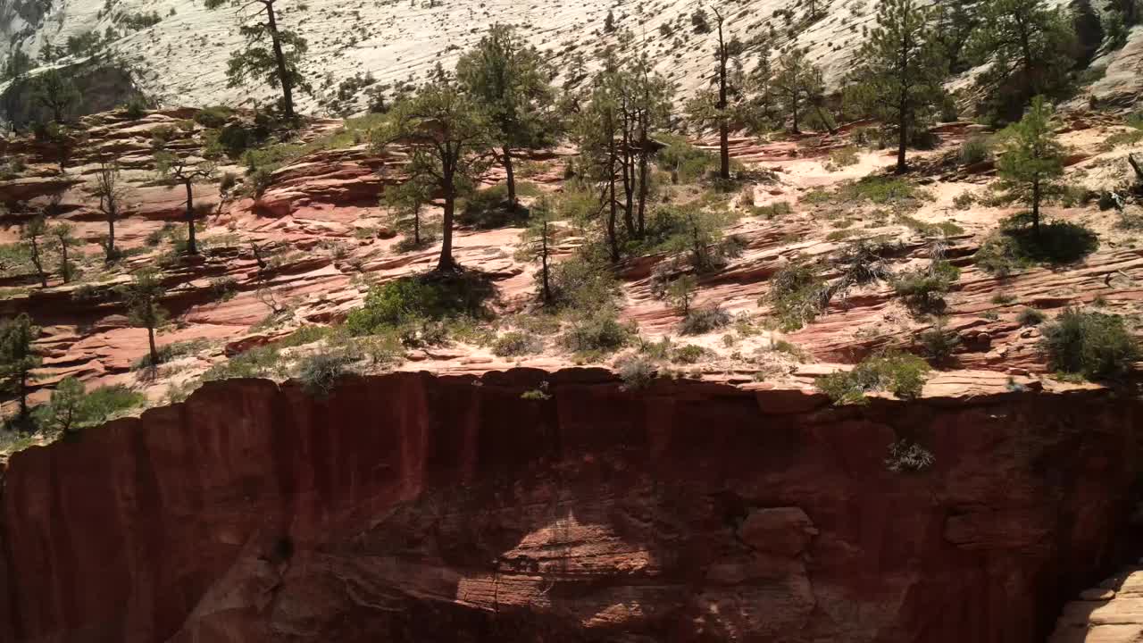시온 국립 공원의  ⁇ 은 바위 형태의 복잡한 세부 사항을 포착하는 포 ⁇ 적인 영화 드론  ⁇