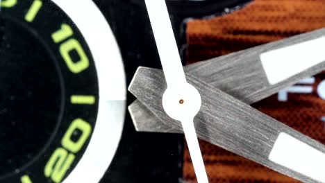 una foto macro de la manilla de los minutos del reloj