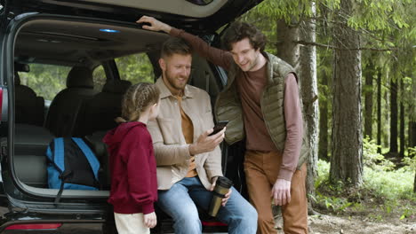 familia recogiendo mochilas del coche