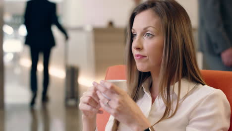 mujer de negocios caucásica usando reloj inteligente en la recepción de negocios