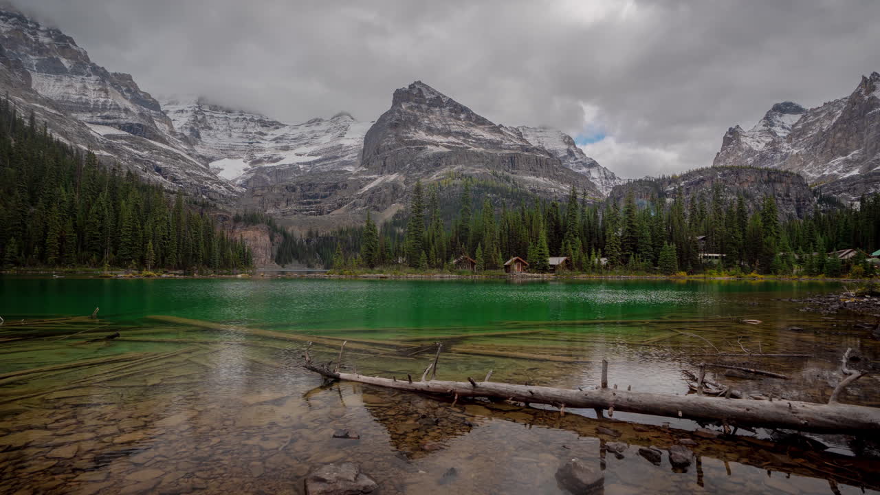 lapso de tiempo, nubes dramáticas que se mueven sobre picos nevados y aguas cristalinas del lago