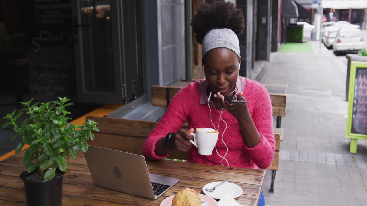 Afroamericana seduta in un caffè