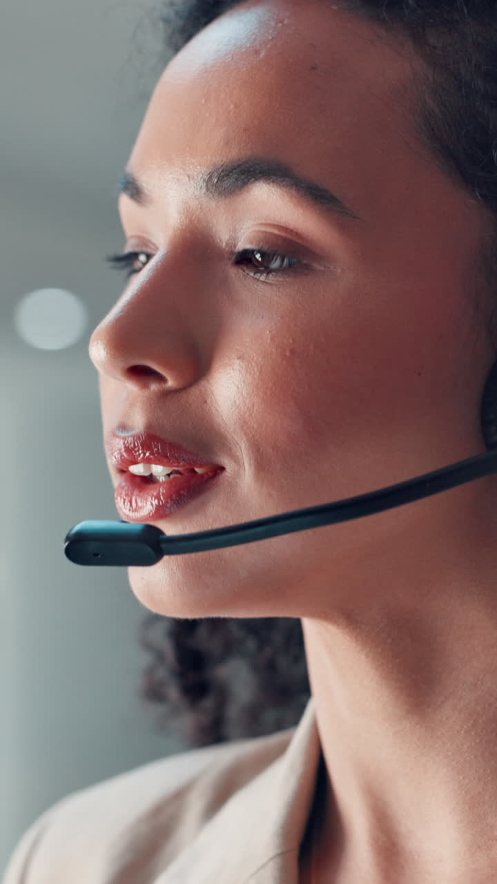 Primo piano di una professionista che parla al microfono in ufficio