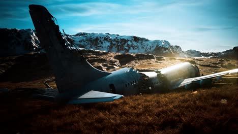 el avión se estrelló en una montaña.