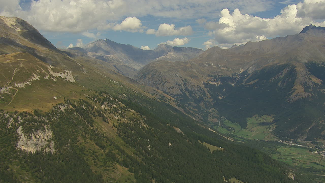 valle de montaña durante el verano en el parque nacional de vanoise, francia - antena